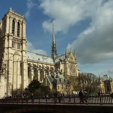 A Cozy Parisian Nest By Notre Dame Parigi